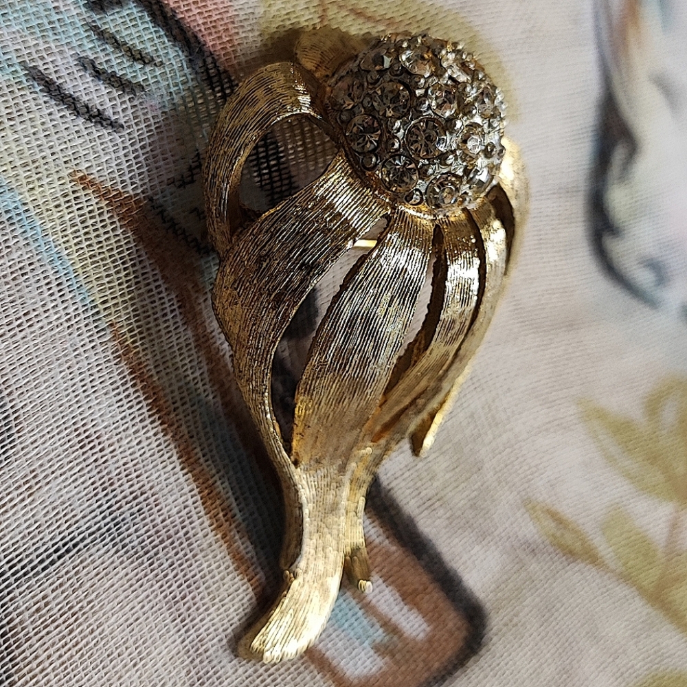 Gold Tone Plated Textured Rhinestone Flower Unsigned Unisex Vintage Brooch Pin
